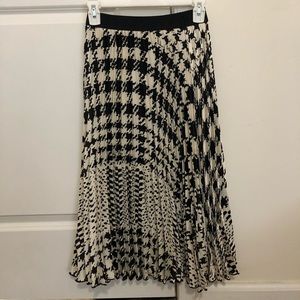 Black and white hounds tooth pleated skirt